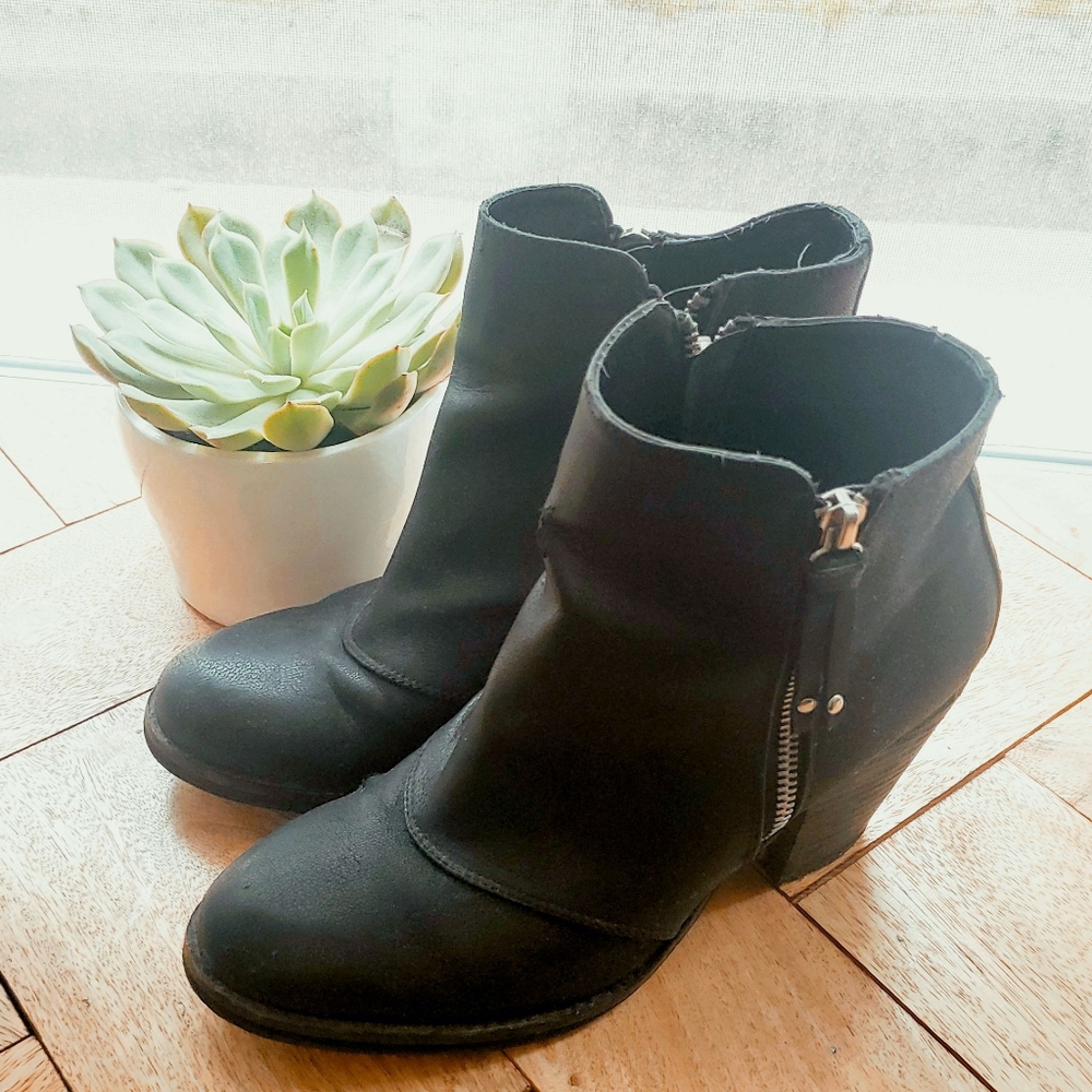 Chelsea Crew Black Hull Ankle Boots